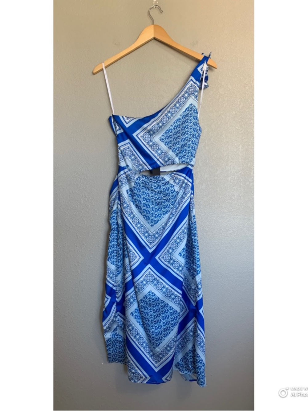 Lulus XS Vacay Beauty Blue Scarf Print One-Shoulder Tie Strap Midi Dress NWT - Picture 9 of 17